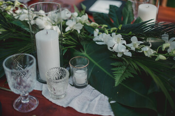 arreglo floral y velas 