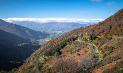Naklejka premium Paysage d'automne dans le département de l'Ariège dans les Pyrénées françaises vue depuis le Col de la Core