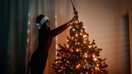 Ragazza addobba l'albero di Natale