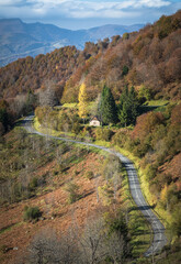 Paysage d'automne dans le département de l'Ariège dans les Pyrénées françaises vue depuis le Col de la Core