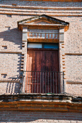 palacio municipal de el fuerte sinaloa con bandera hondeando 