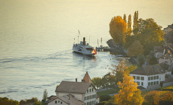 Travers&eacute;e du lac L&eacute;man par le bateau en suisse
