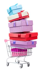 Deurstickers Kleurrijke verpakte dozen in een karretje dat op witte achtergrond wordt geïsoleerd. Jaarlijks verkoop winkelseizoen concept © Albert Ziganshin