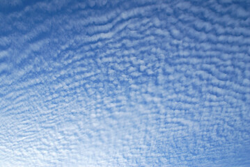 Himmel mit Flockenwolken