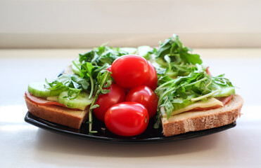 Śniadaniowe Kanapki rukola pomidory ser wedlina pieczywo