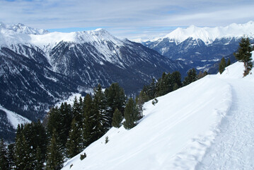 Fototapeta na wymiar Aussicht von Darlux/Bergün aufs Albulatal