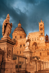 Fototapeta premium Palermo Cathedral Duomo di Palermo at night in Palermo, Sicily, Italy.
