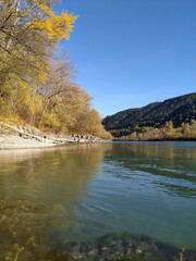 Herbststimmung am Flussufer
