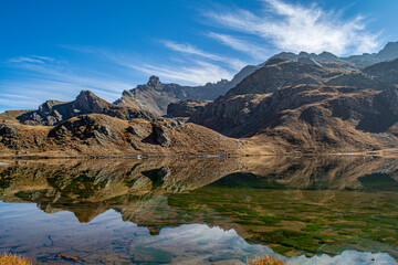 La Valle Varaita in versione autunnale. I laghi, le nebbie, i monti e le strade che si tingono d’oro