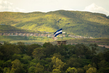 Bandera de Honduras sobre el cerro Juana lainez