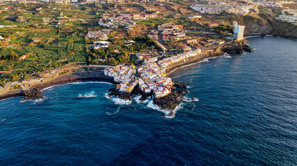 Foto aérea de barrio costero, Punta Brava, Tenerife, Canarias.