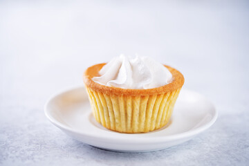 Sweet tartlets with cream