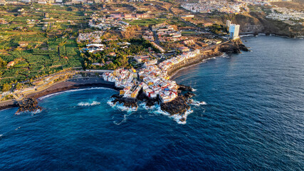 Foto aérea de barrio costero, Punta Brava, Tenerife, Canarias.
