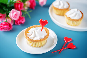 Sweet tartlets with cream