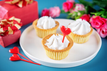 Sweet tartlets with cream