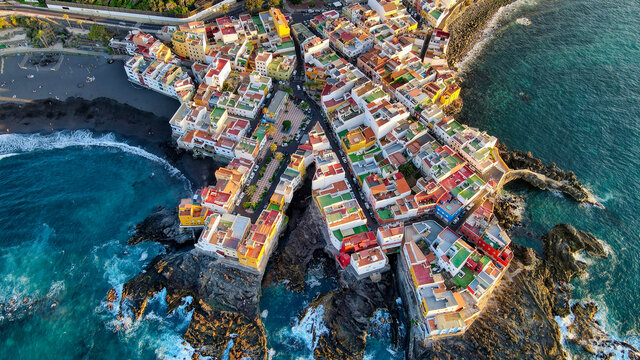 Foto a&eacute;rea de barrio costero, Punta Brava, Tenerife, Canarias.