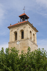 Fototapeta na wymiar Tower of the Church of Boñar with the maragato in the roof of the bell 
