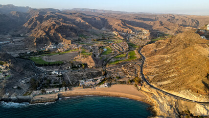 Fototapeta premium Vista aérea playa de Tauro y campo de golf de Anfi Tauro, Gran Canaria, Islas Canarias.