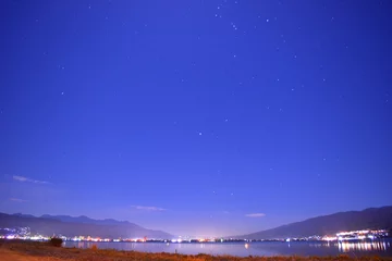 Deurstickers 諏訪湖と星 © 亮太 田中
