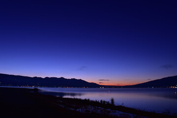 諏訪湖の夜明け