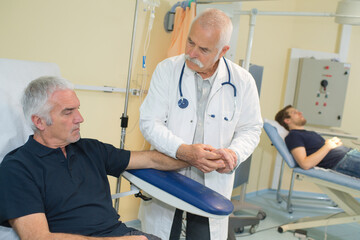 Obraz premium a doctor and blood donor