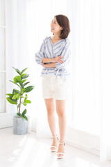 リラックスする若い女性　全身