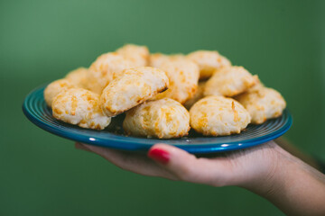 Prato de pães de queijo