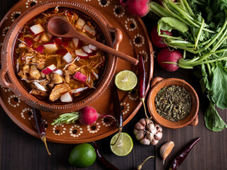 Pozole rojo, platillo tradicional mexicano.