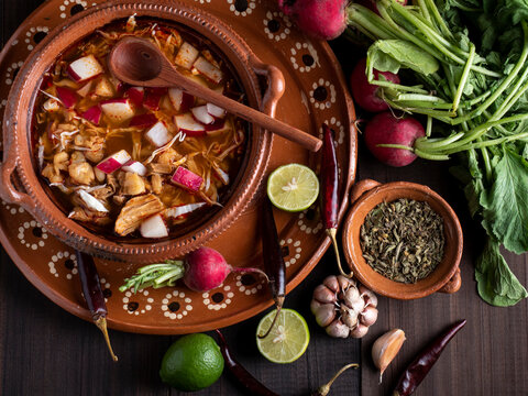 Pozole rojo, platillo tradicional mexicano.
