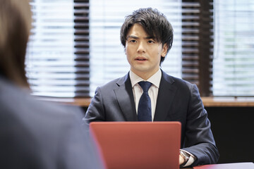 面接をするアジア人の管理職の男性