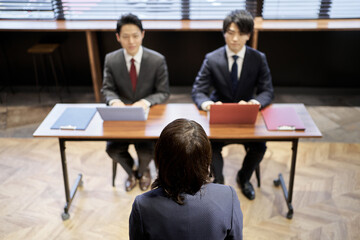 面接をするアジア人の管理職のビジネスパーソン
