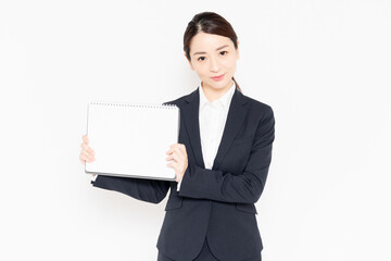 小さいスケッチブックを持っているビジネスウーマン