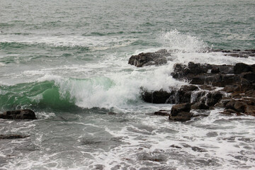 岩に当たって砕ける波