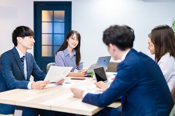 オフィスで会議をするビジネスパーソン