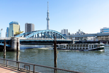 隅田川に架かる駒形橋の風景