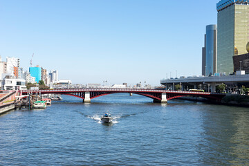 Fototapeta premium 東京 隅田川に架かる吾妻橋の風景