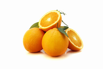 오렌지 주스와 오렌지 반쪽 단면
