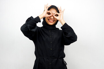 Obraz premium Beautiful asian young muslim woman smiling cheerfully and excitedly, with glasses hands, isolated on white background