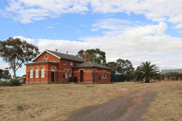 the red brick former court house building in Inglewood, Australia is historically and architecturally significant