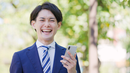 スマホを使う若い男性ビジネスマン