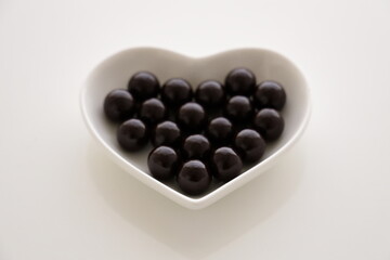 ボール型のチョコレートとハート型の皿