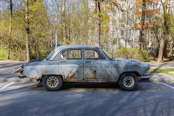 A car in patina on a city street.
