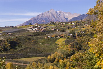 Blick vom Schennaberg auf Dorf Tirol im Vinschgau