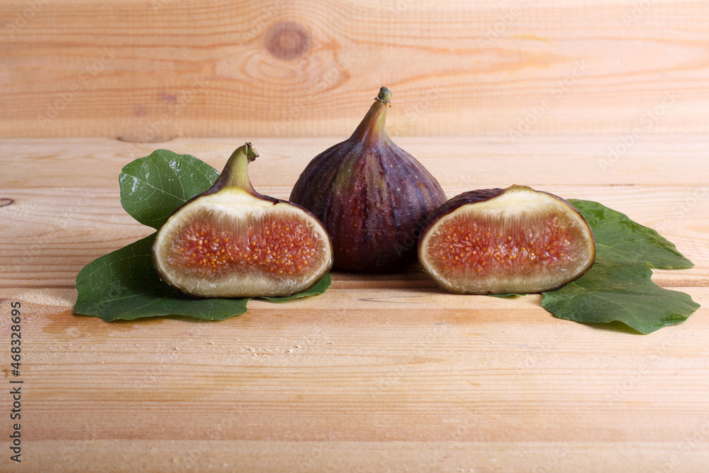 Wall mural Figs on table