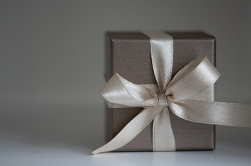 Braune Geschenke Box mit goldener Schleife, close up