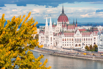 Fototapeta na wymiar Hungarian parliament building and Danube river in autumn, Budapest, Hungary