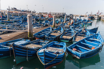 Blaue Fischerboote im Hafen von Essaouira, Marokko
