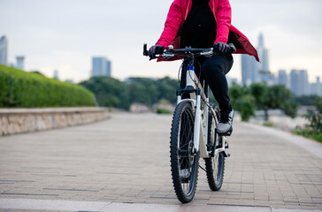 Riding bikeon the coast path