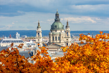 Fototapeta na wymiar St. Stephen's Basilica in autumn, Budapest, Hungary
