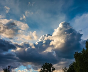Obraz premium Pre-storm sky with dark cumulus clouds in summer